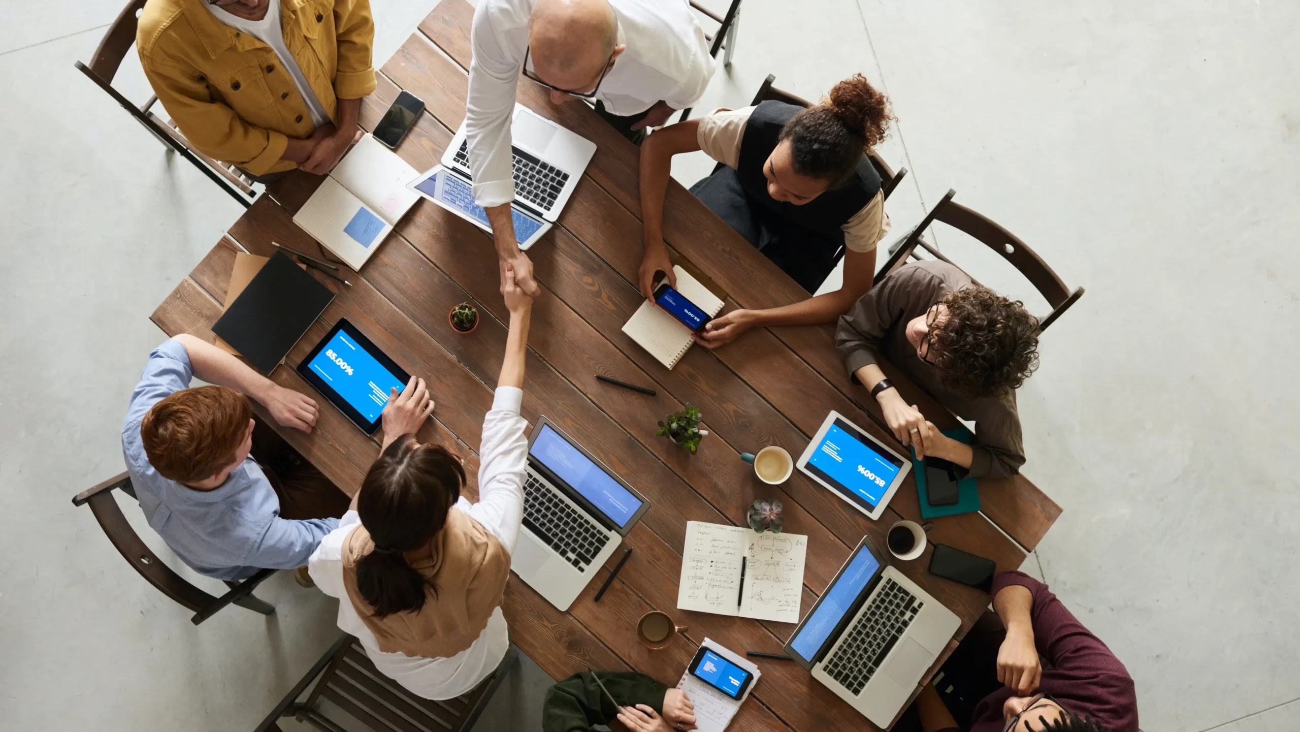 Team Besprechung zu Cloud und Serverlösungen für Unternehmen