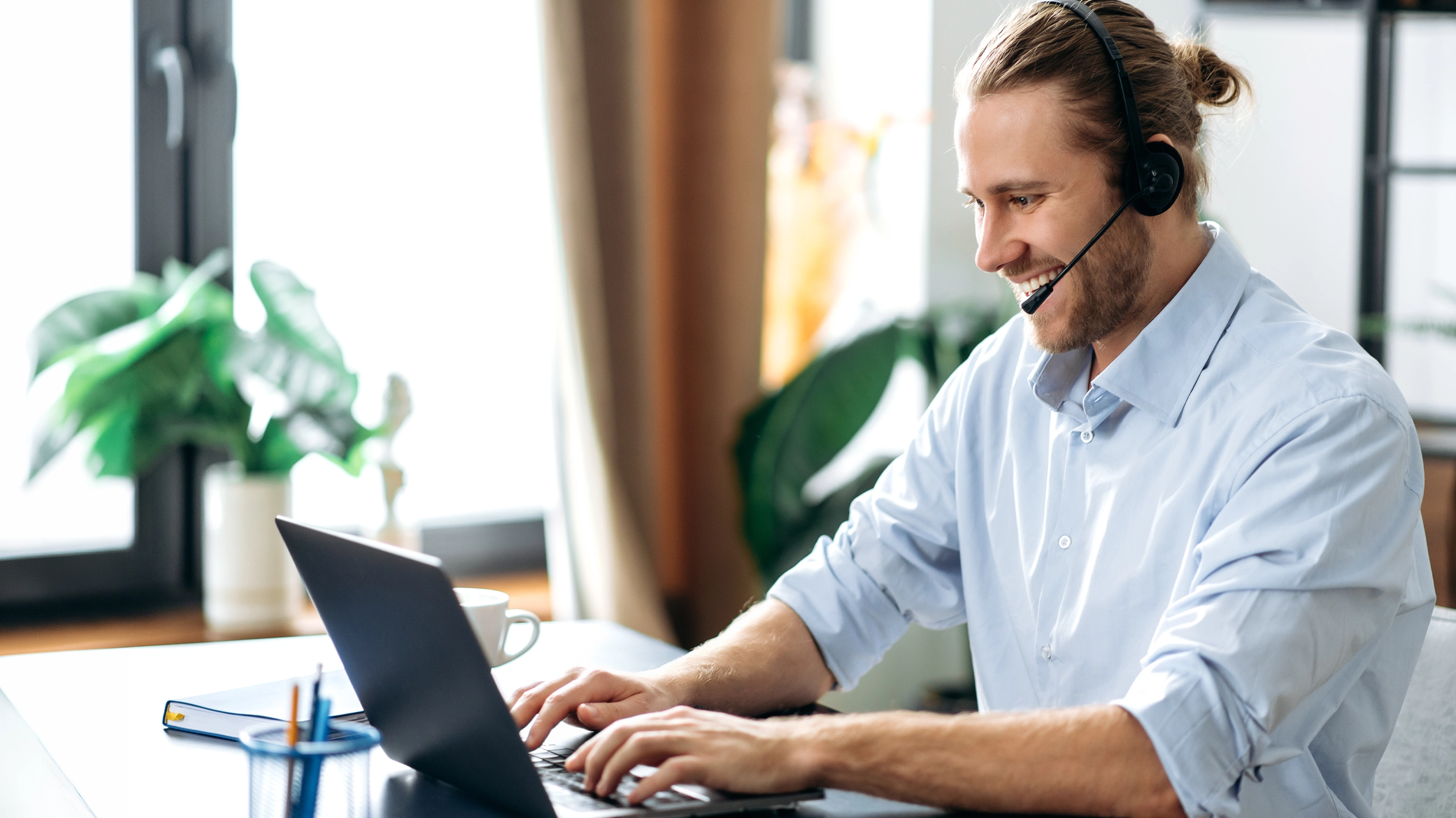 IT Mitarbeiter mit Headset bei der Betreuung von IT Sicherheit und Datenschutz