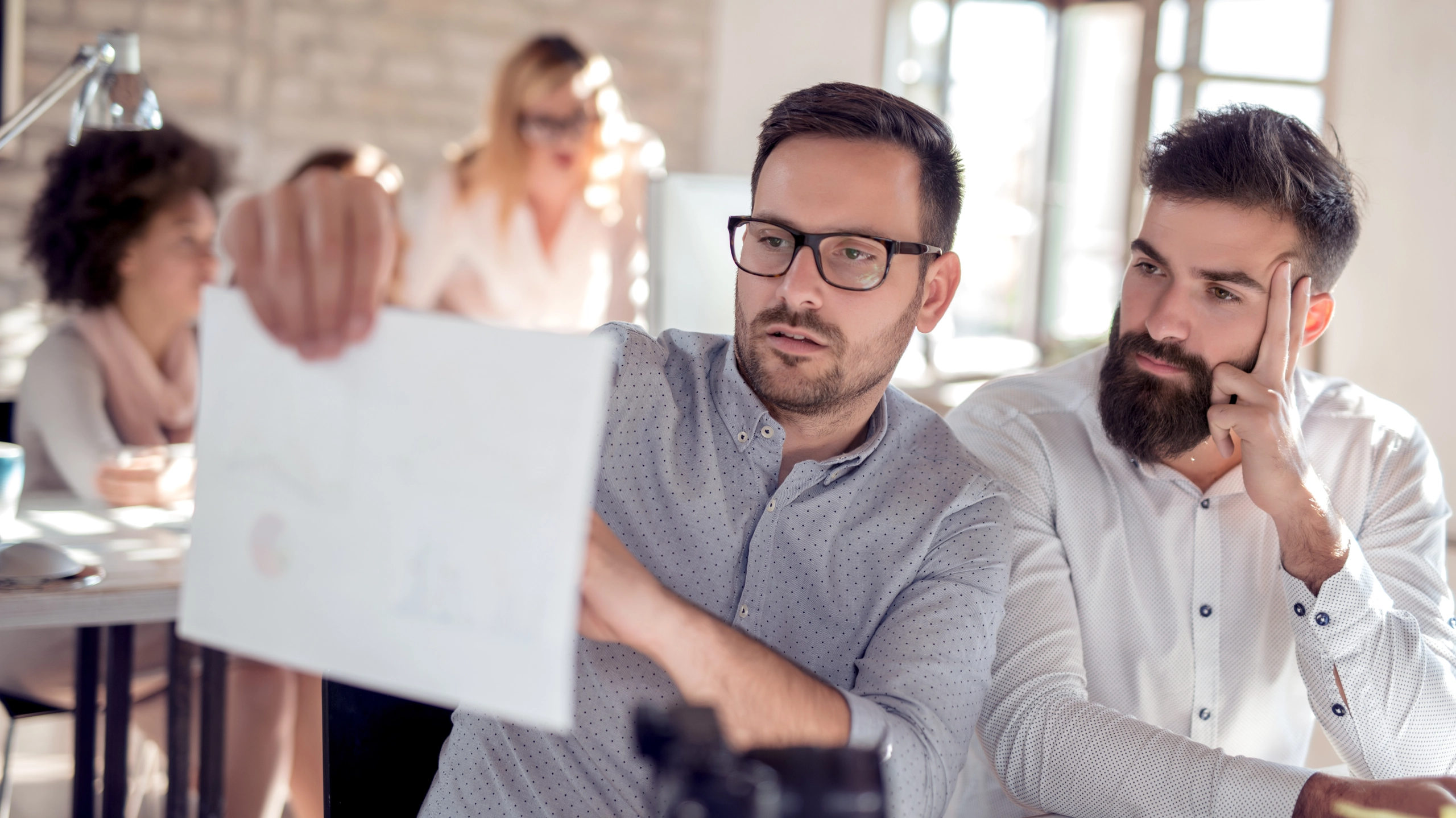 IT Beratung am Laptop für Monitoring und Systemüberwachung